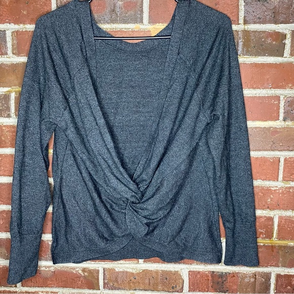 Victoria Secret twist back lightweight Sweater Size Small - Picture 5 of 11